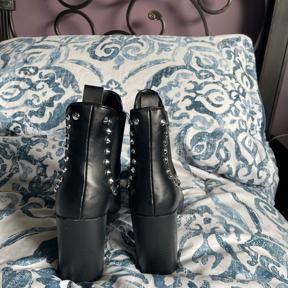 Size 9 stud boots - Picture 4 of 5